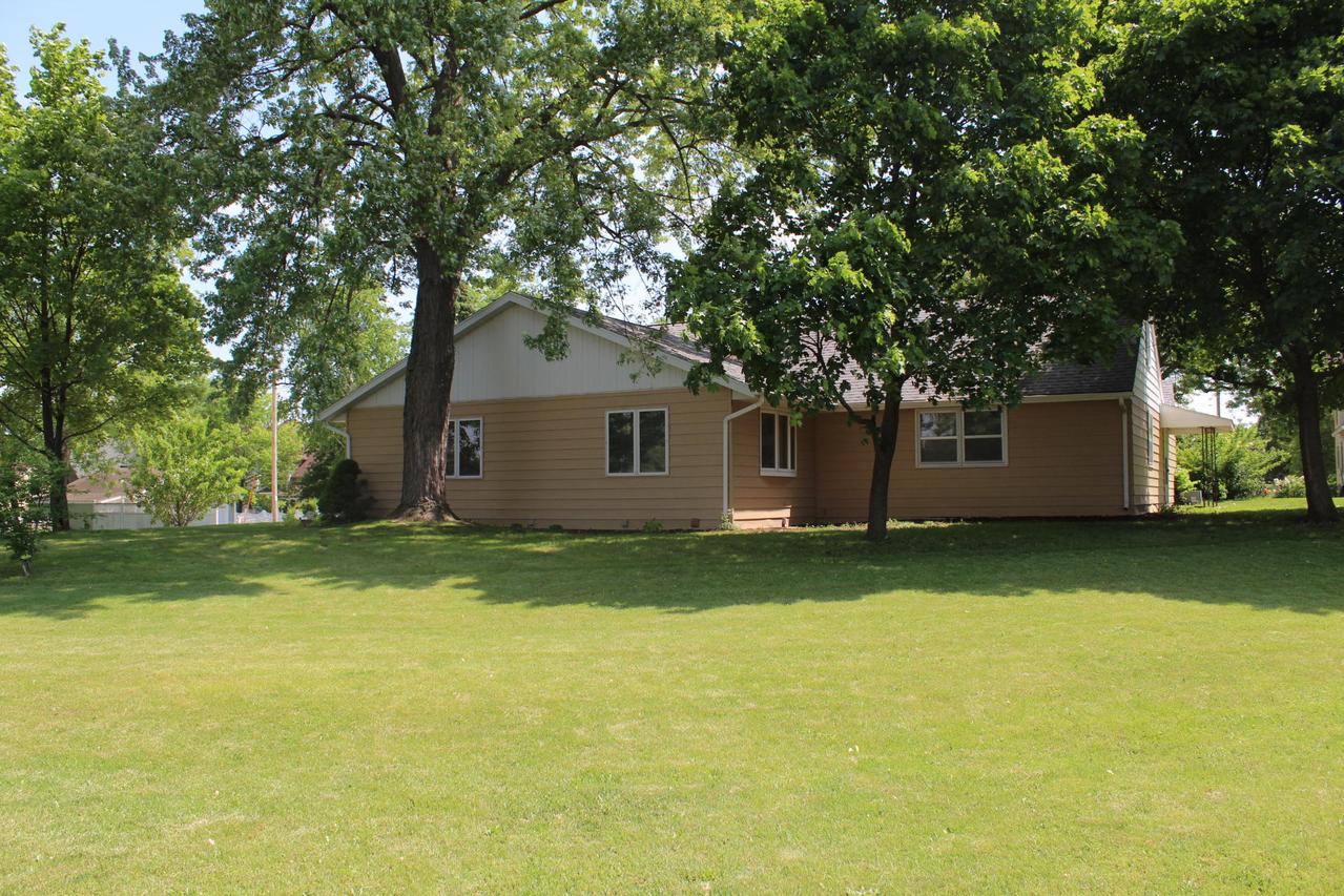 613 Franklin St, Genoa City, WI 53128