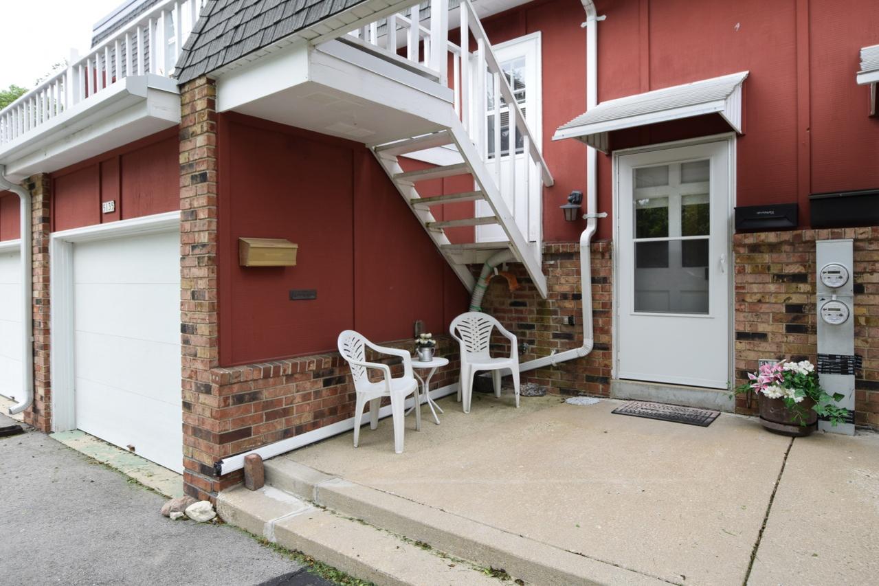 5135 S Camelot Ln, Greenfield, WI 53221