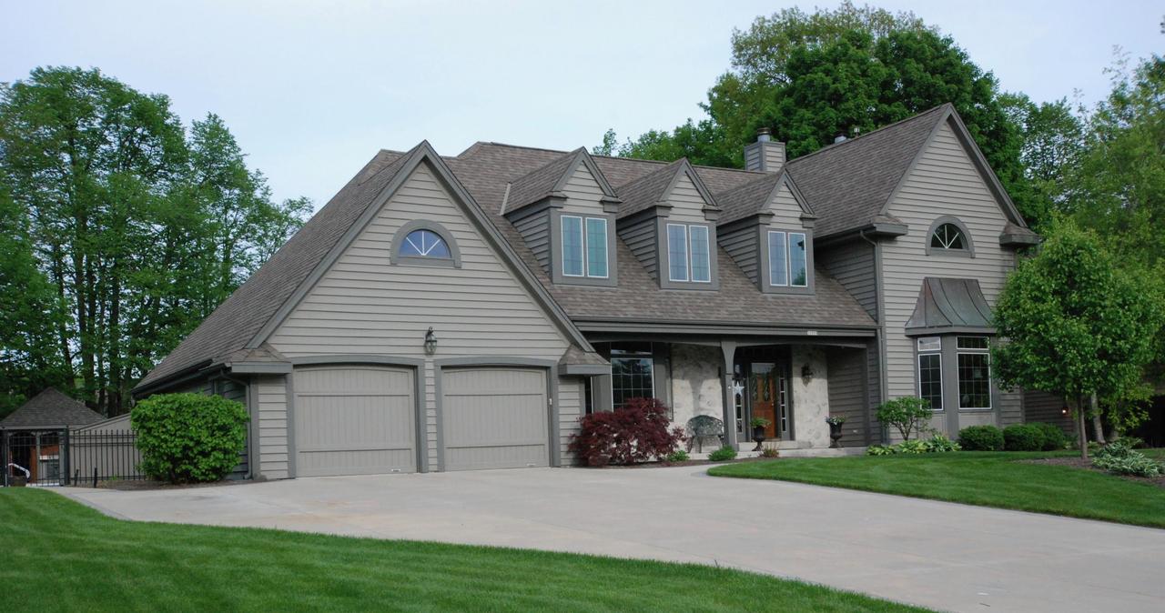 13555 W Maple Ridge, New Berlin, WI 53151