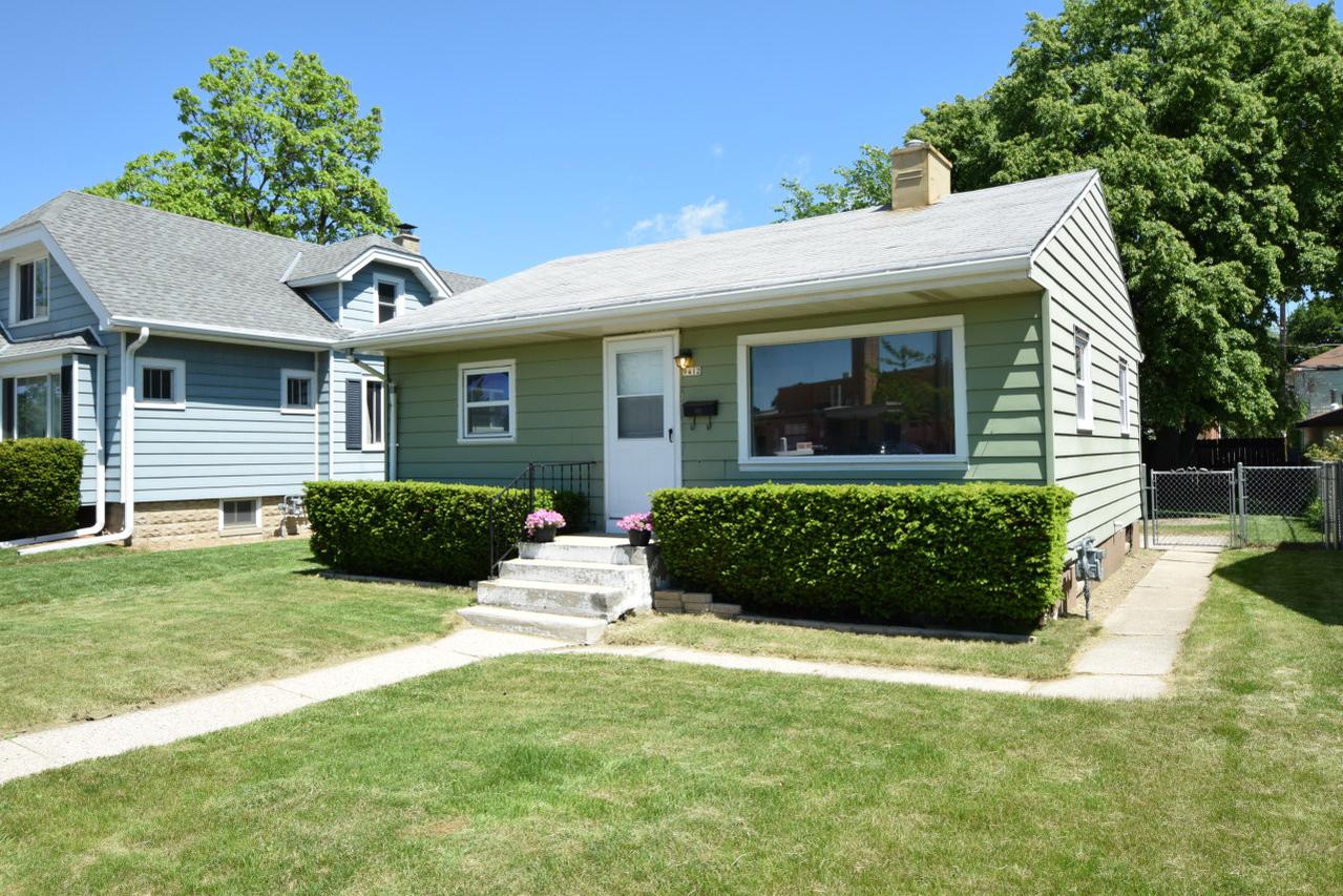 9412 W Metcalf Pl., Milwaukee, WI 53222