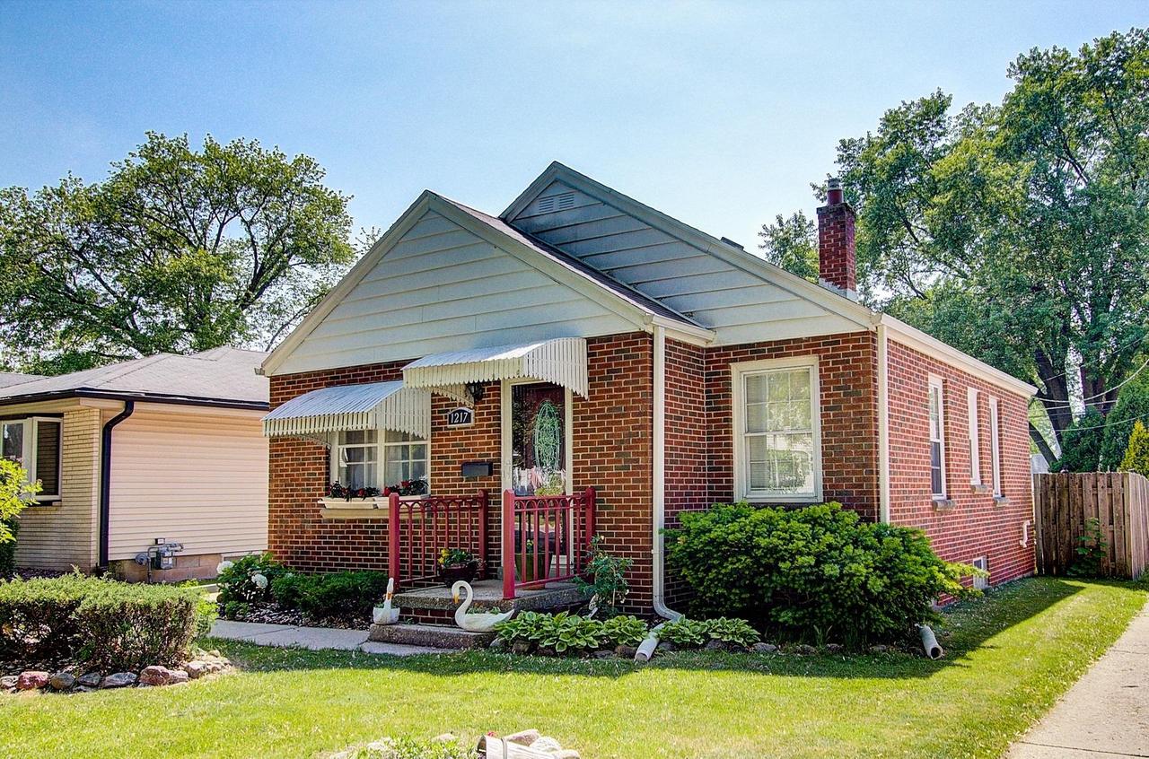 1217 S 102nd St, West Allis, WI 53214