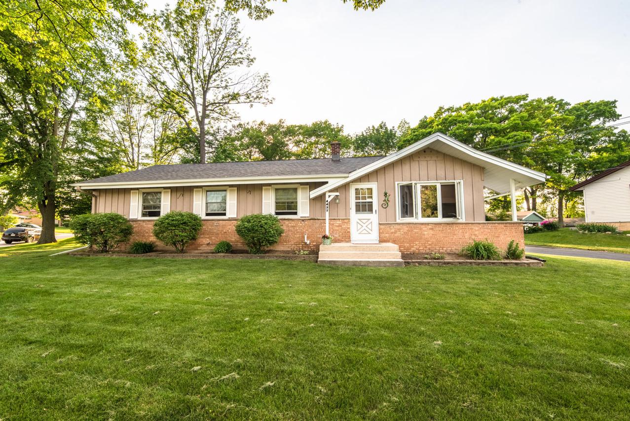 4437 S 36th St, Greenfield, WI 53221