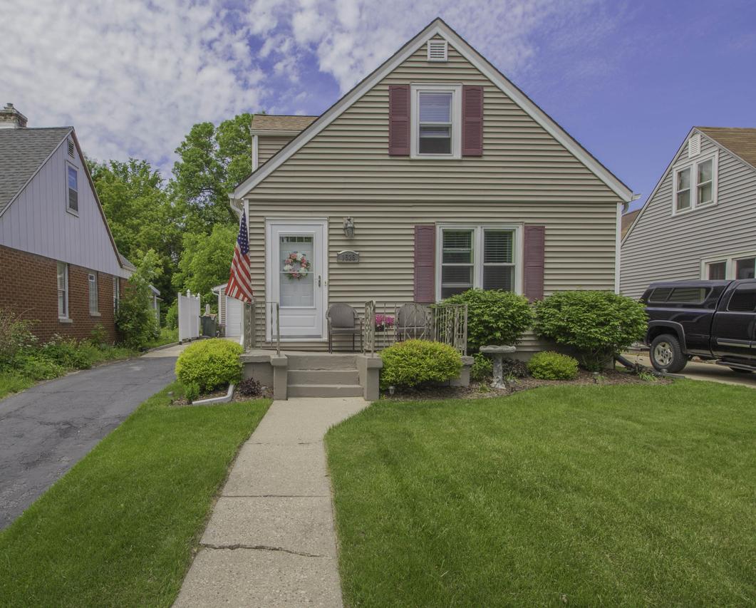 1525 S 90th St, West Allis, WI 53214