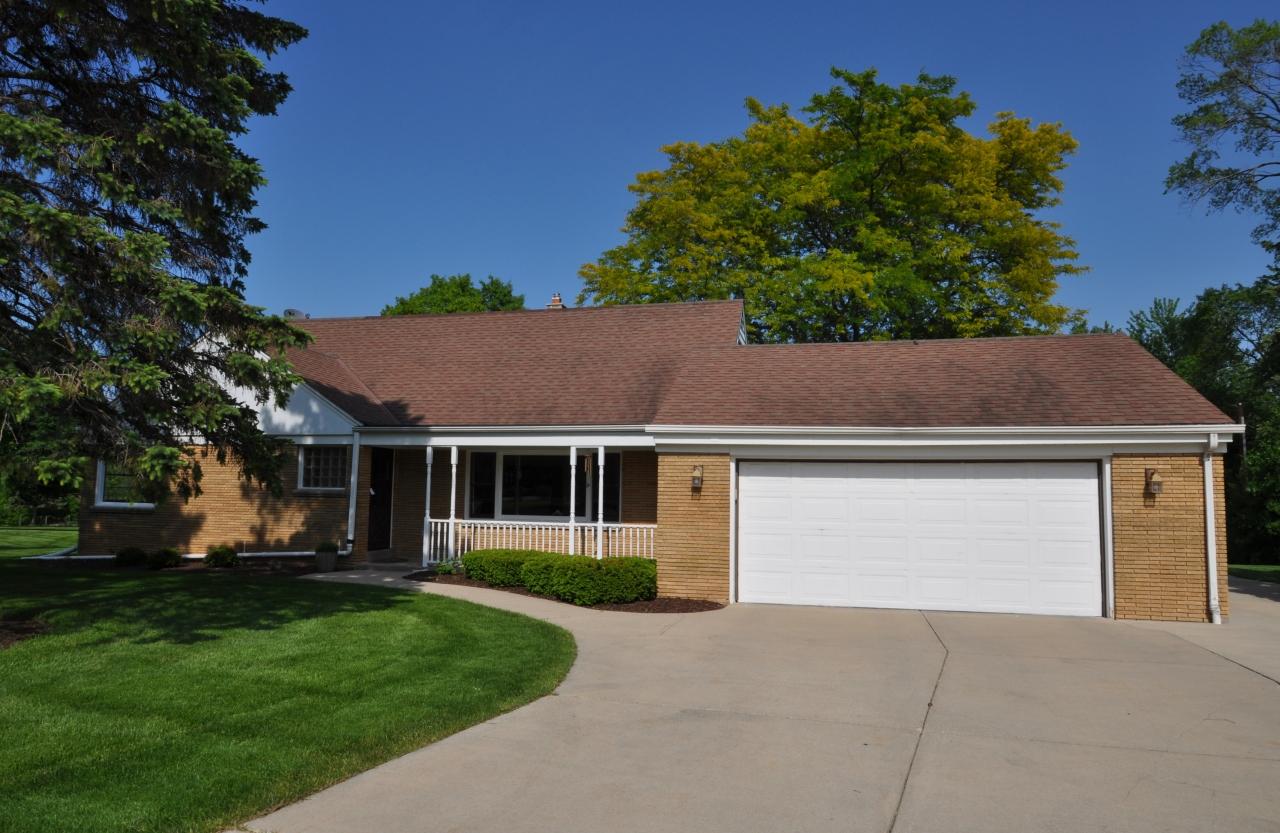 10212 N Grasslyn Rd, Mequon, WI 53092