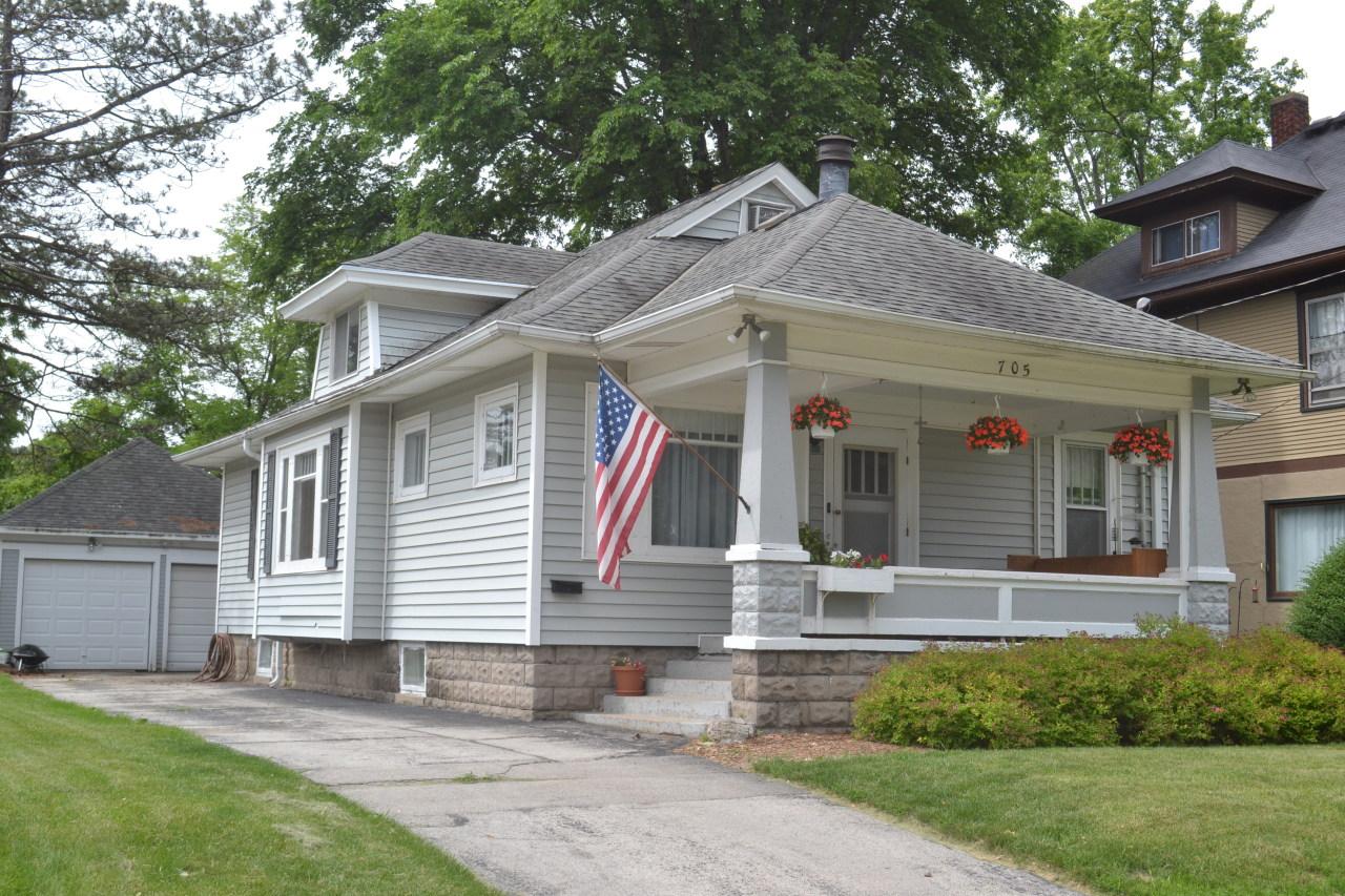 705 Beechwood Ave, Waukesha, WI 53186