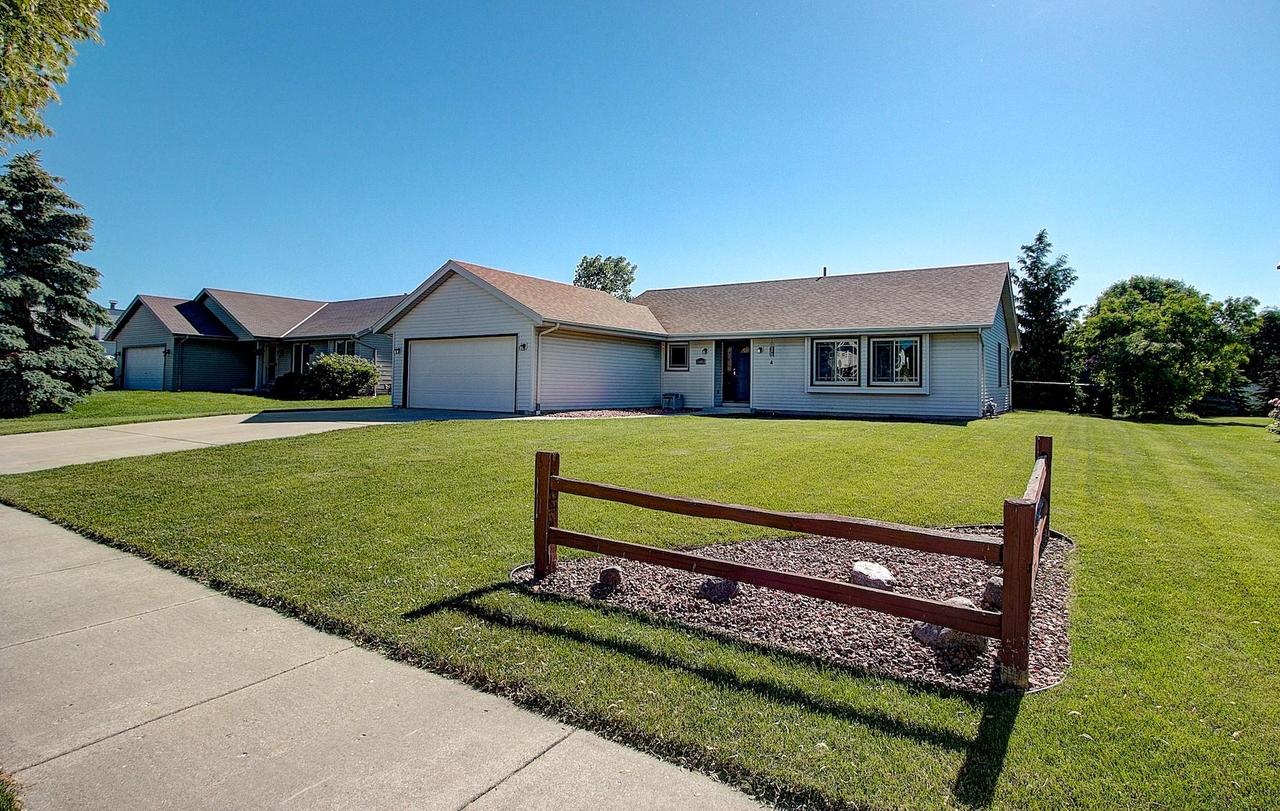 10450 S Bridgewater Dr, Oak Creek, WI 53154