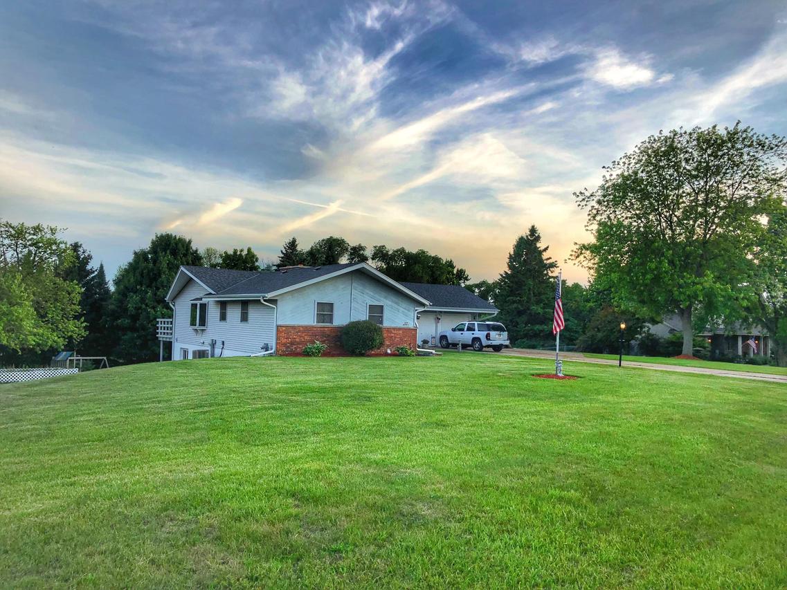 S55W29611 Holiday Rd, Genesee, WI 53189