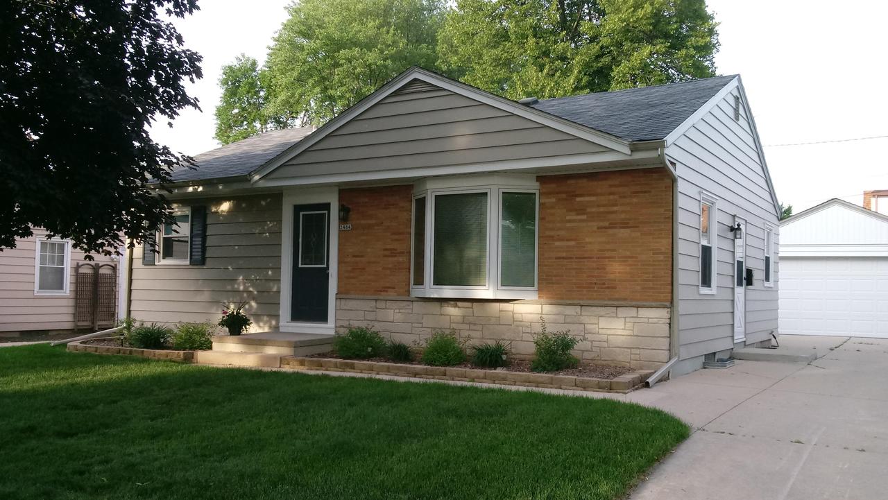 2484 S 88th St, West Allis, WI 53227