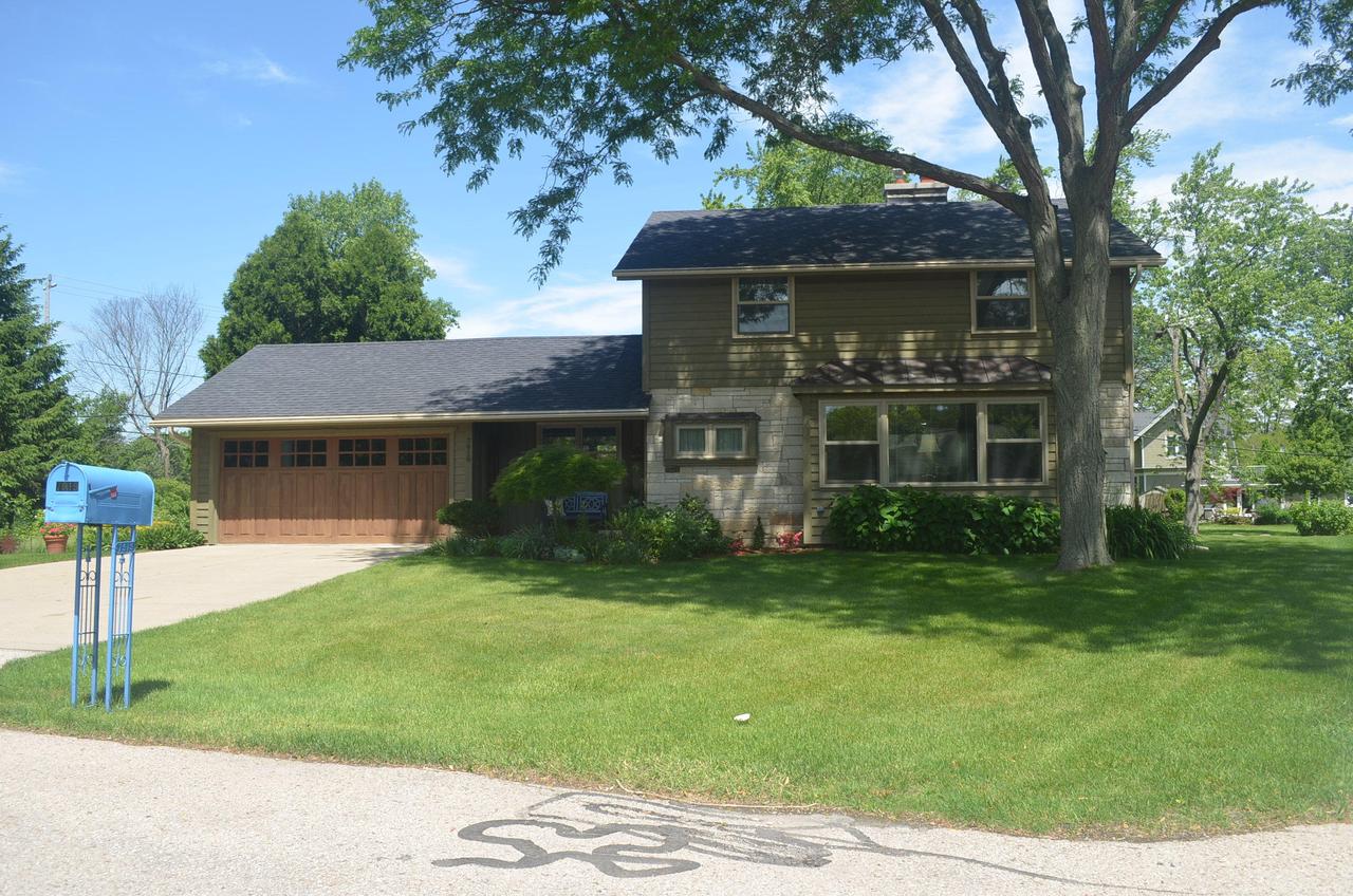 7919 N Boyd Way, Fox Point, WI 53217