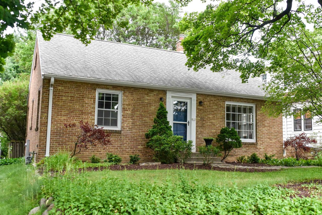 610 N 112th St, Wauwatosa, WI 53226