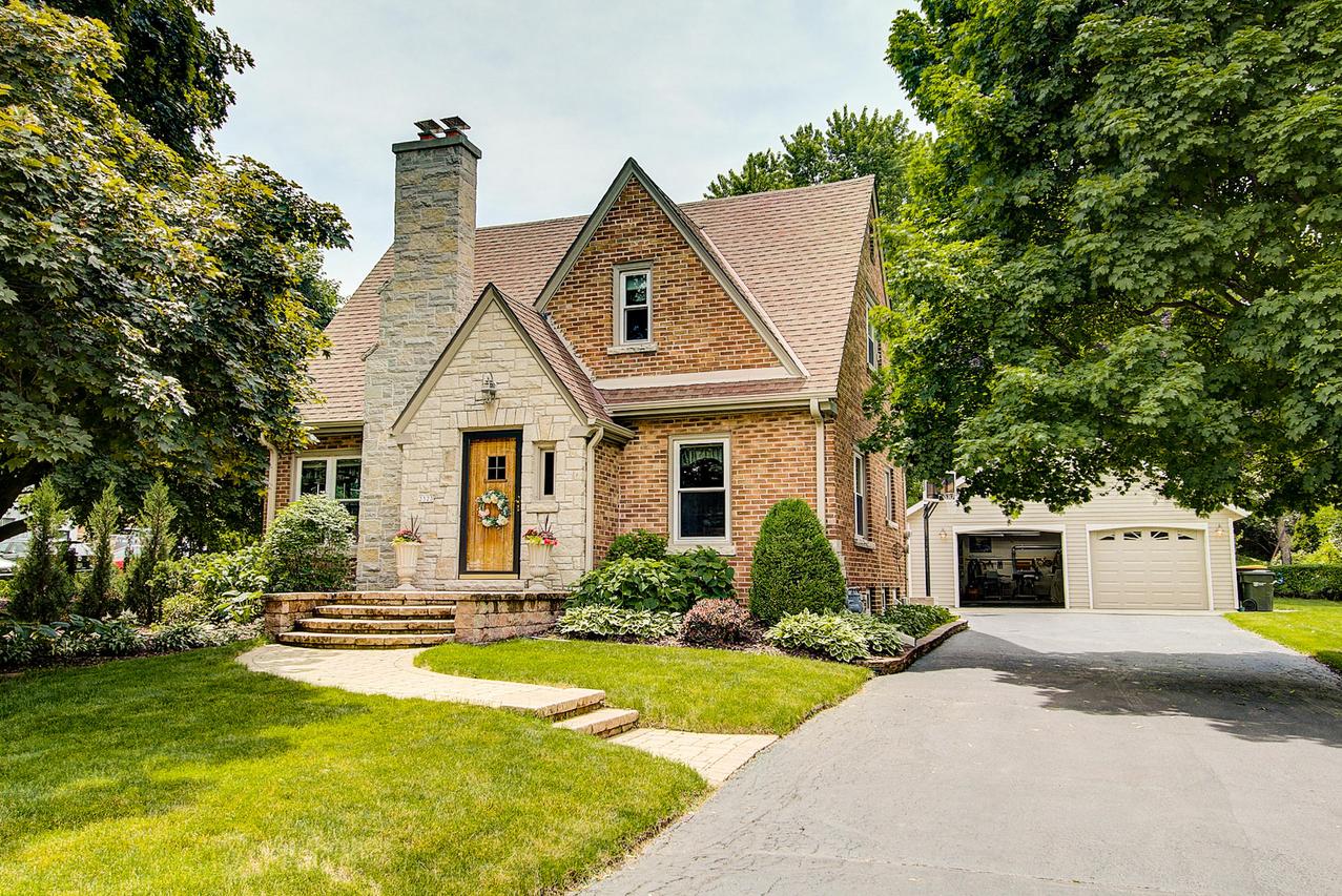 2323 N 116th St, Wauwatosa, WI 53226