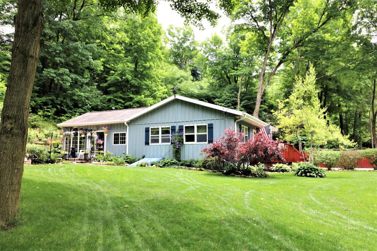 8990 Fernbrook Dr, Farmington, WI 53021