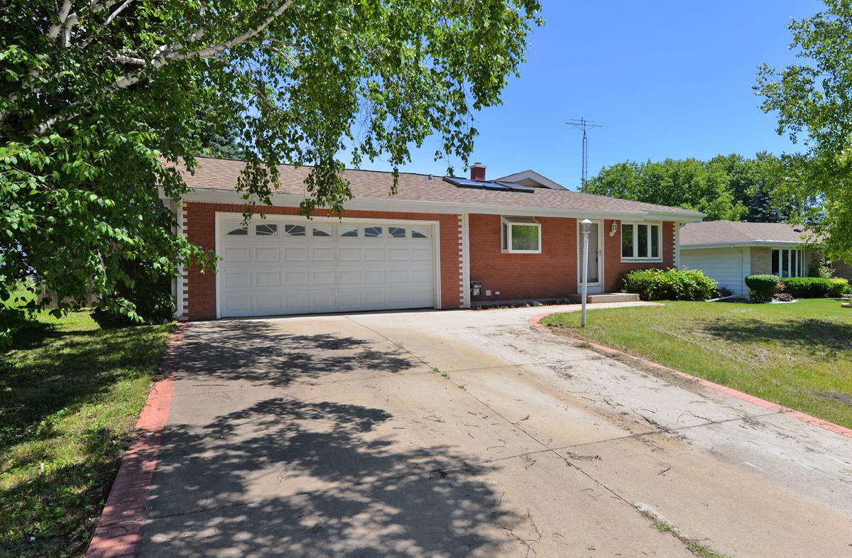 3335 Oakwood Dr, Racine, WI 53406