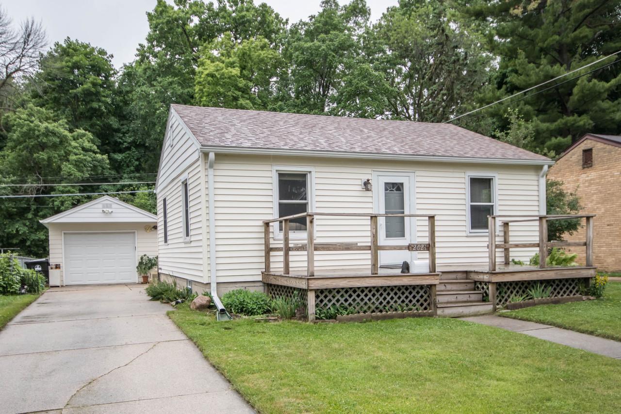 2621 Eisenhower Dr., Racine, WI 53405