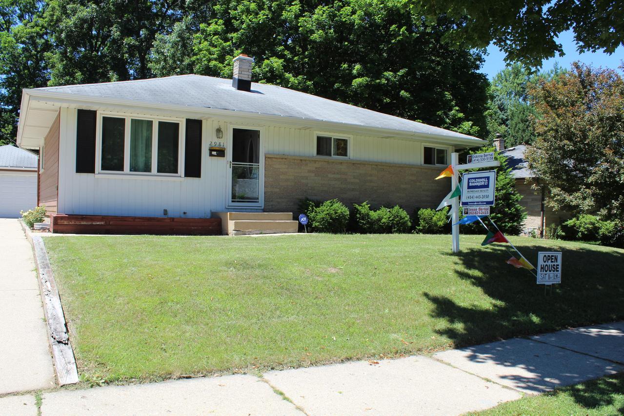 2981 S 103rd St, West Allis, WI 53227