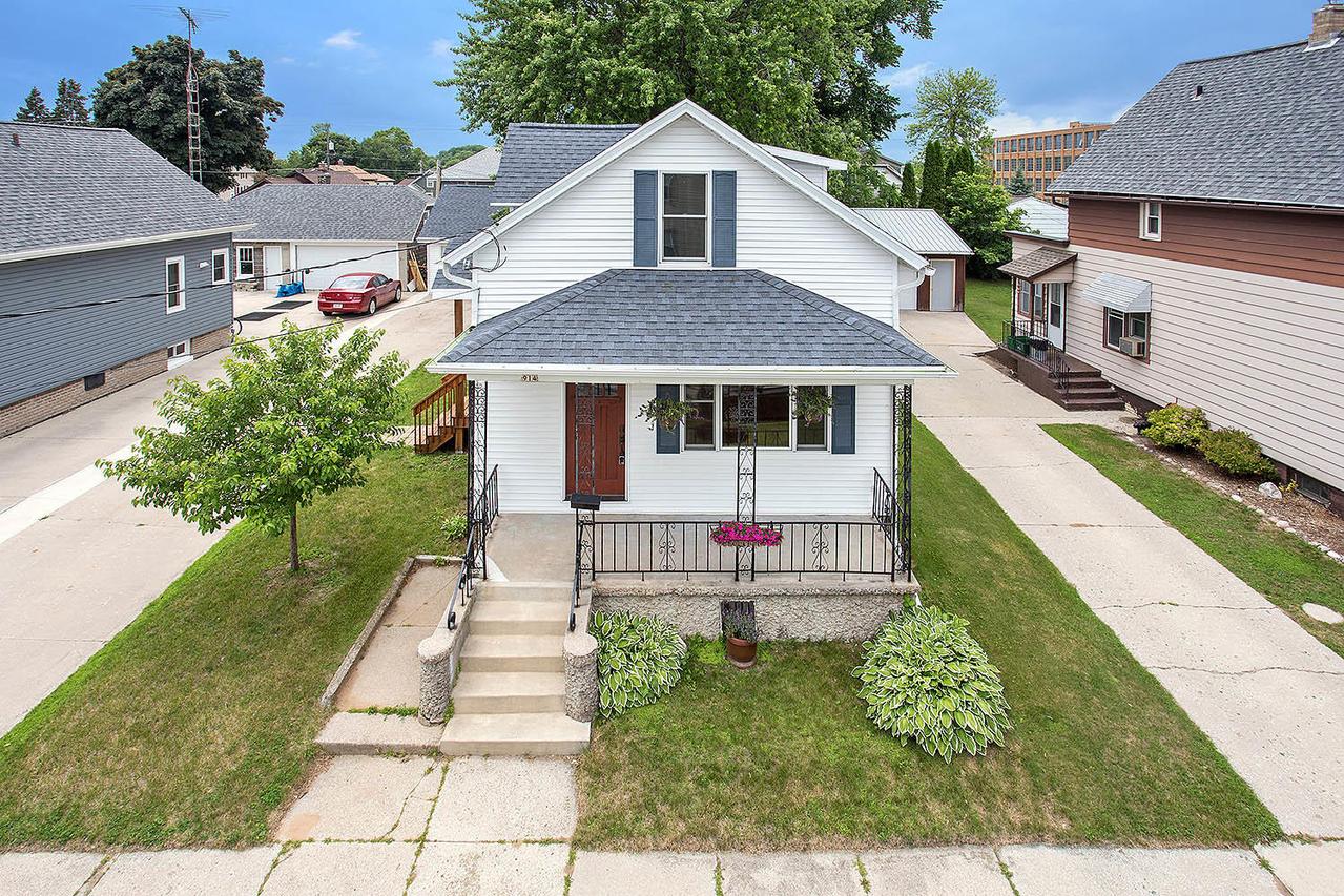914 S 23rd St., Manitowoc, WI 54220