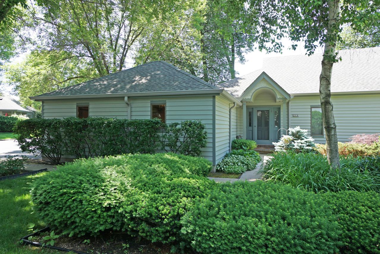 208 Pine Ter, Oconomowoc, WI 53066