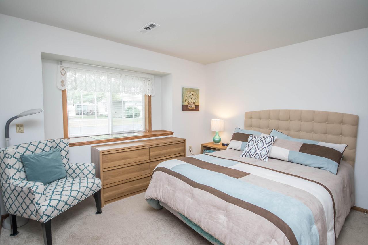 6185 S Creekside Dr #2, Cudahy, WI 53110