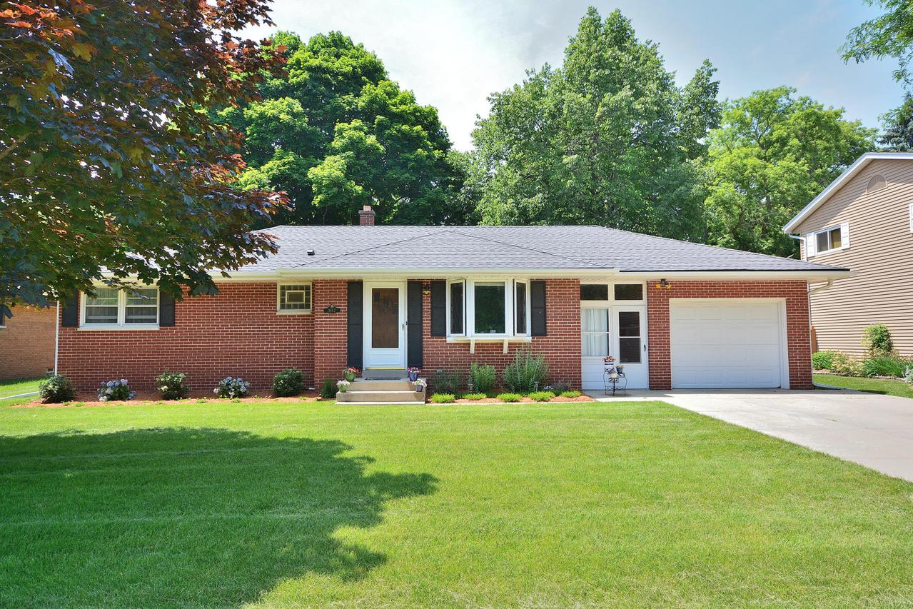 9107 S Annette Pl, Oak Creek, WI 53154