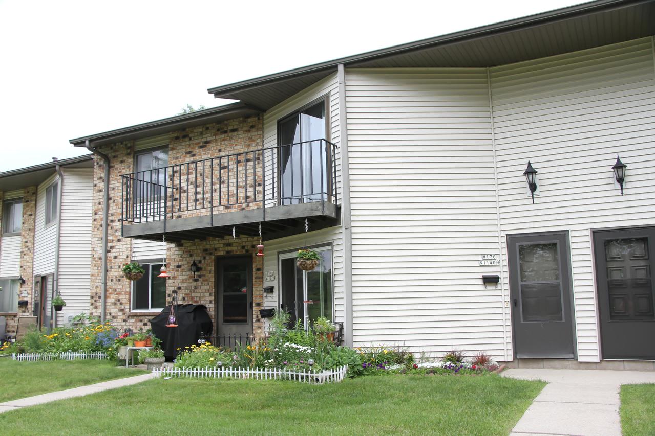W170N11409 Armada Dr, Germantown, WI 53022