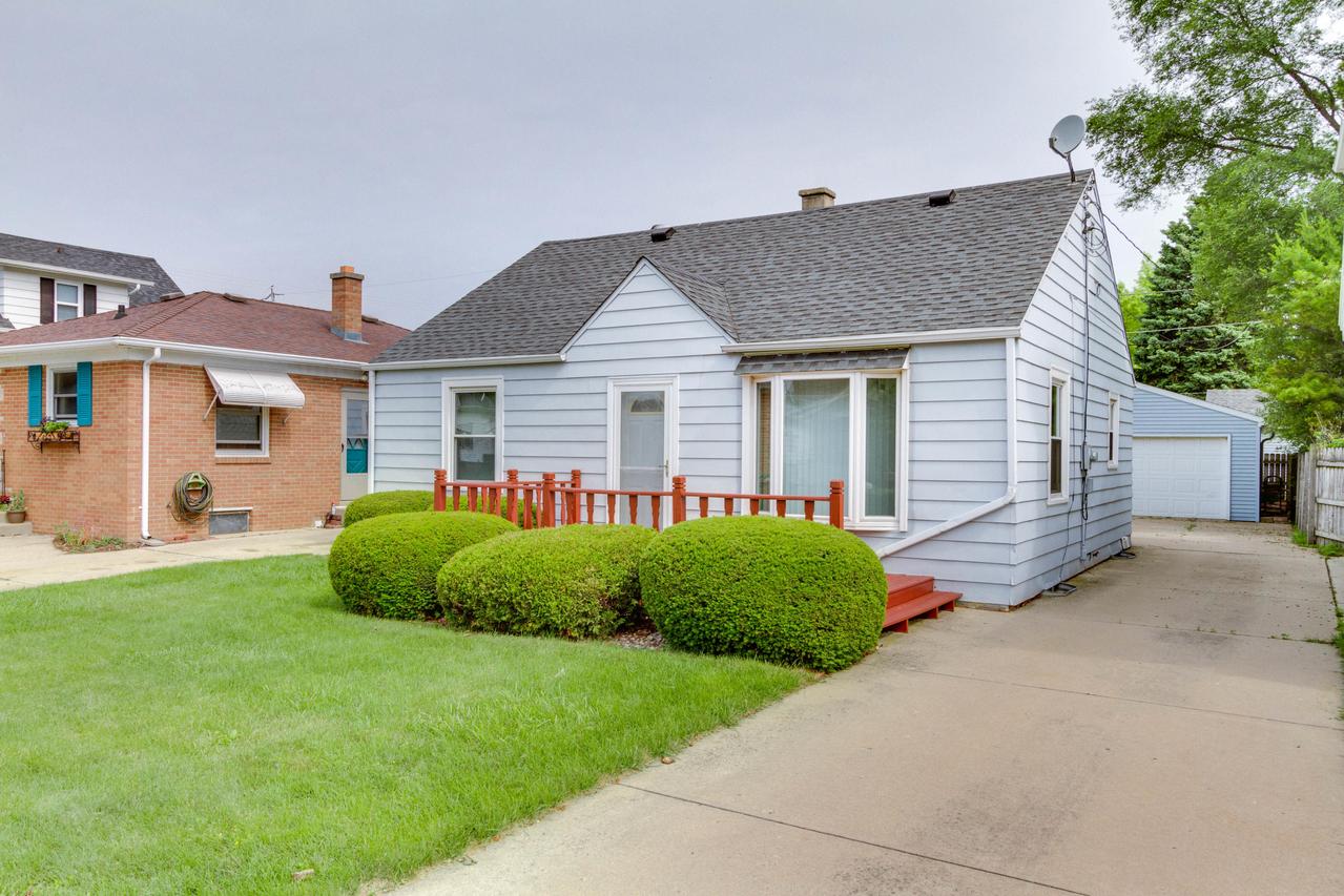 1524 Bryn Mawr Ave, Mount Pleasant, WI 53403