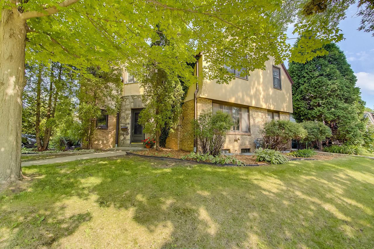 2001 E Lake Bluff, Shorewood, WI 53211
