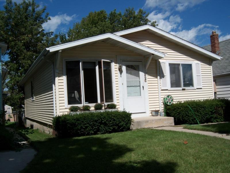 826 E Lincoln Ave, Milwaukee, WI 53207
