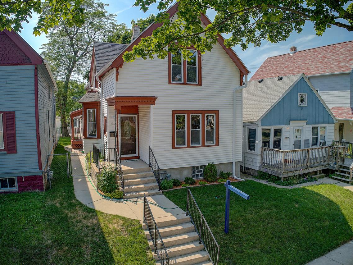 3265 N Oakland Ave., Milwaukee, WI 53211