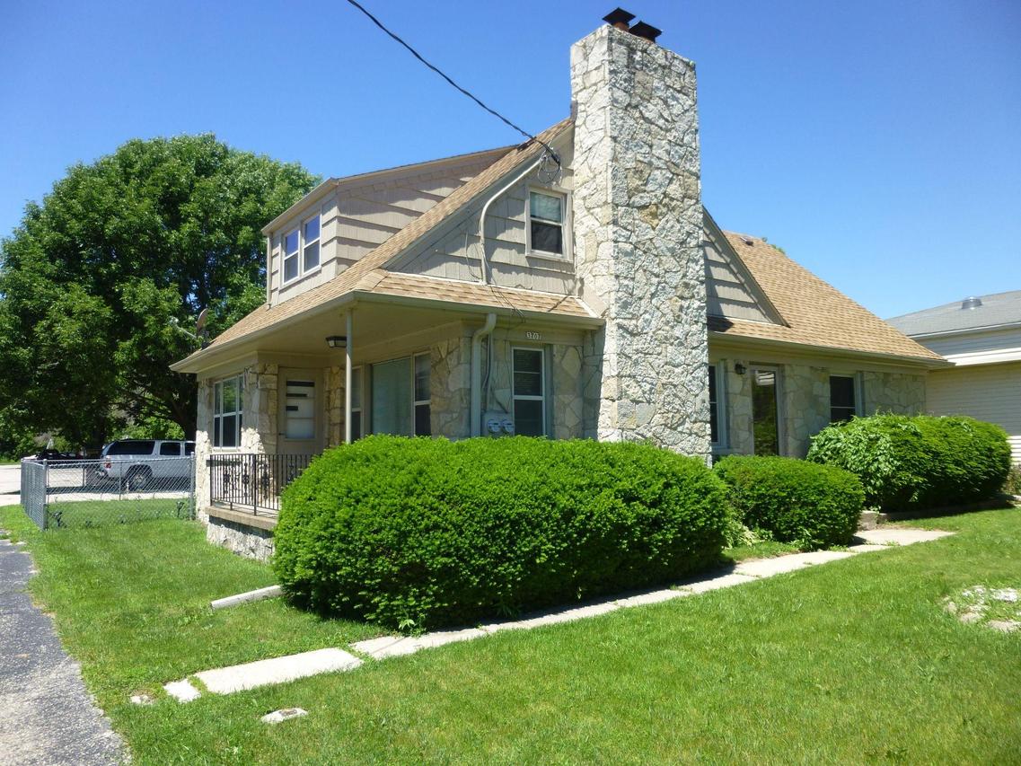 3707 S Packard Ave, Saint Francis, WI 53235