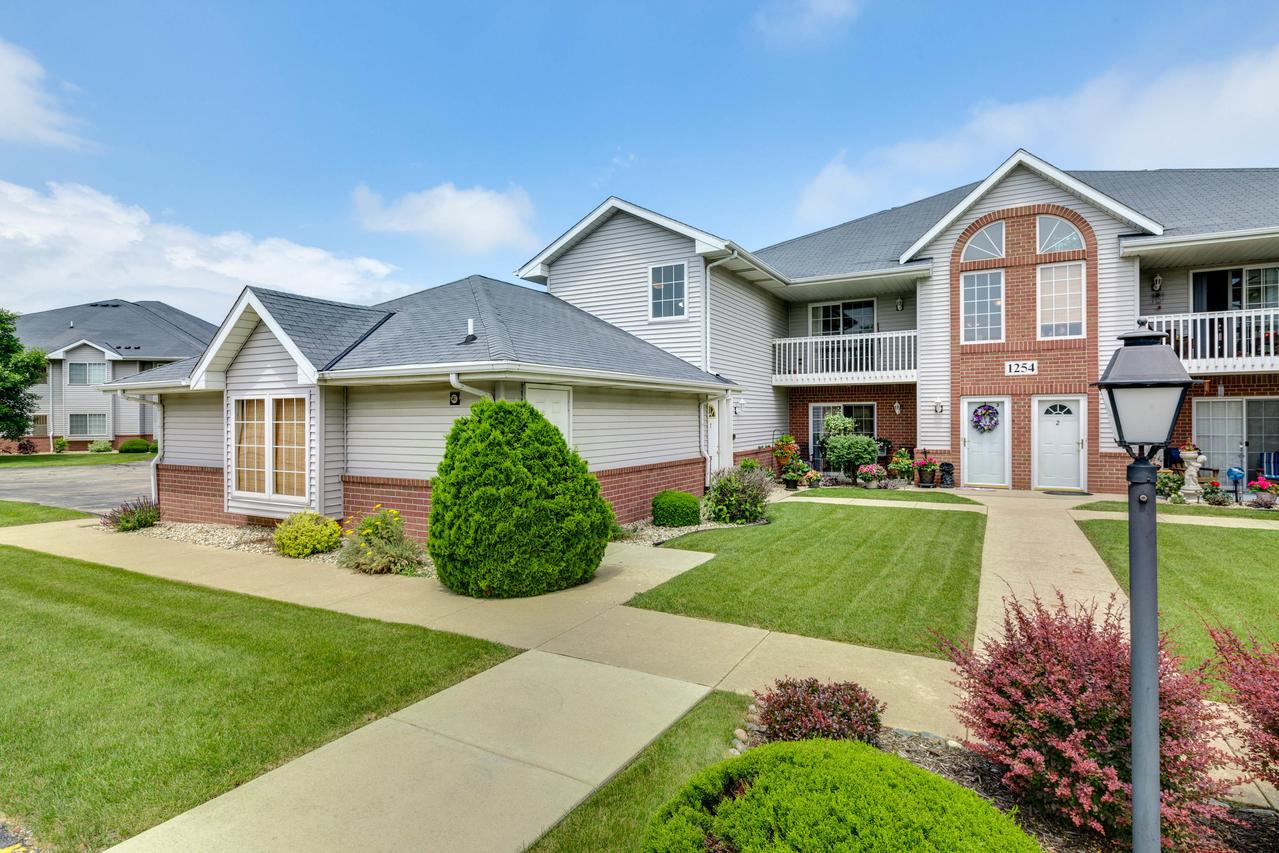 1254 Village Centre Dr #7, Somers, WI 53144