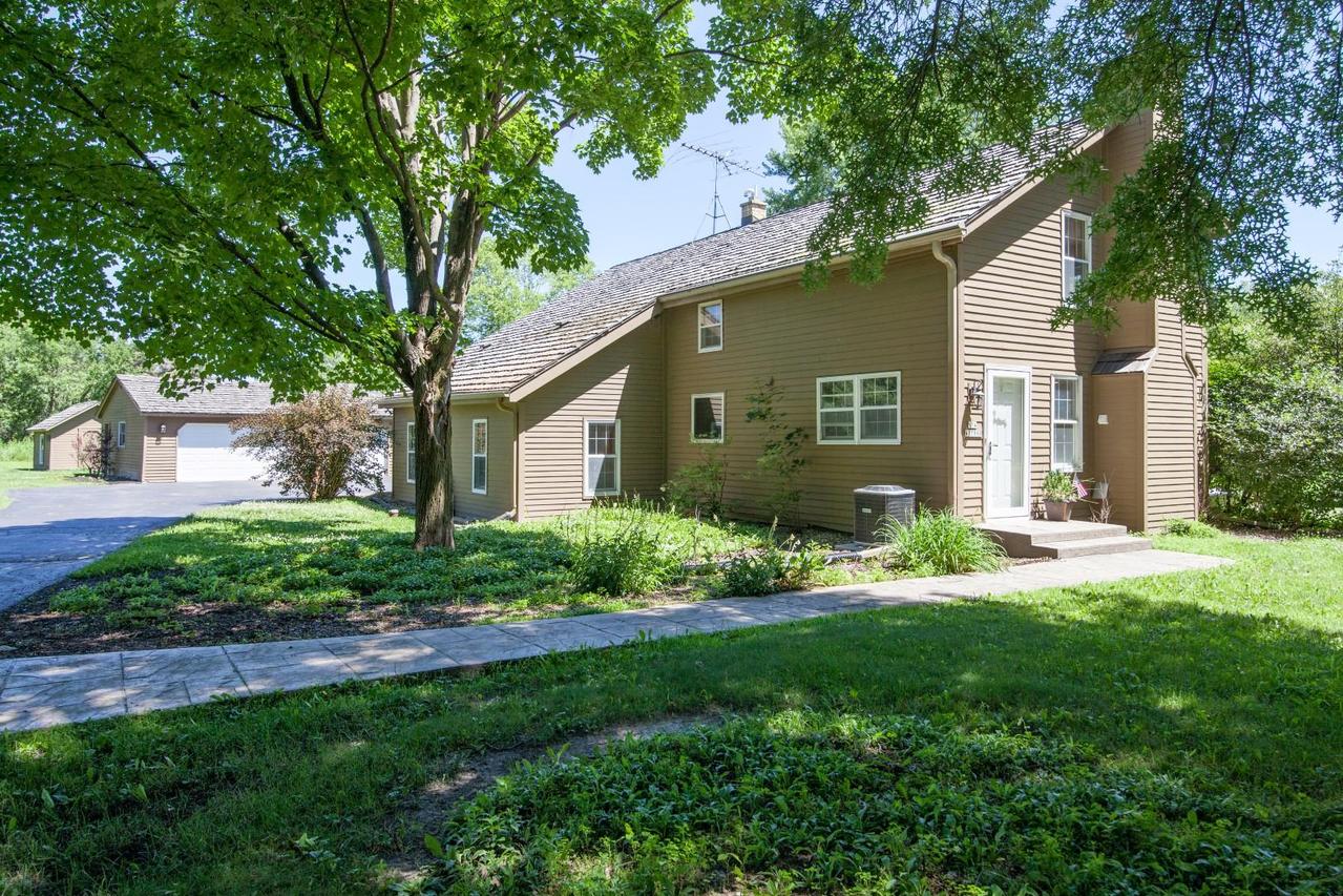 N74W37868 Sonday Rd, Oconomowoc, WI 53066