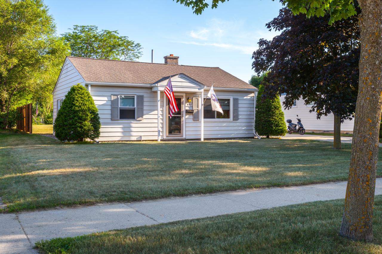 607 Hillcrest St, West Bend, WI 53095