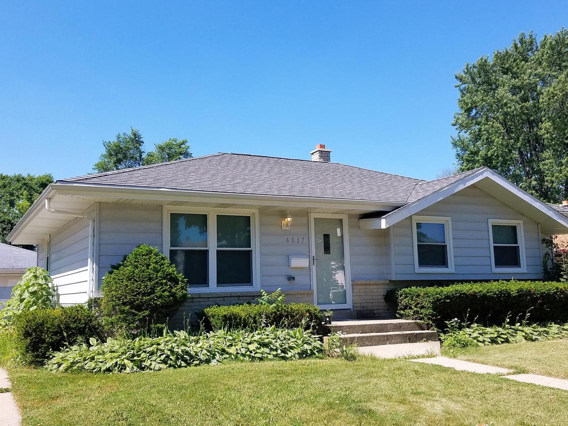 6837 W Acacia St, Milwaukee, WI 53223