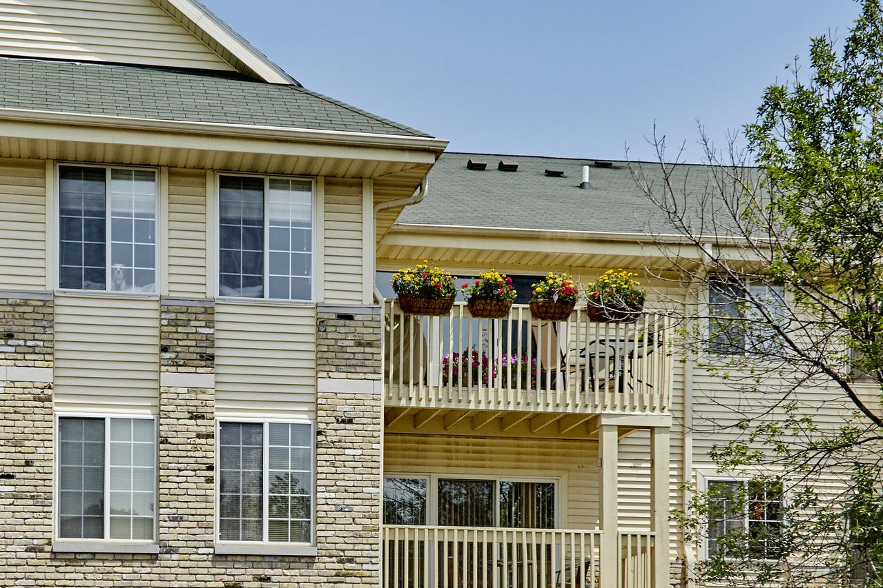 520 Windstone Dr #304, Hartland, WI 53029