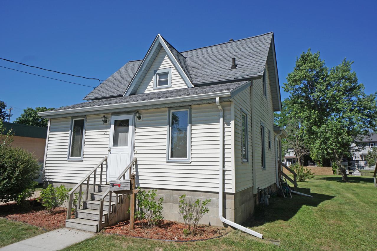 411 Jefferson St., Mukwonago, WI 53149