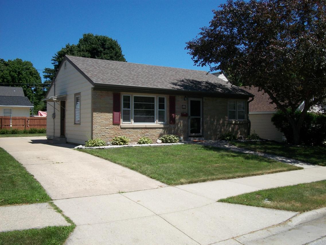 32 W Lincoln Ave, Hartford, WI 53027
