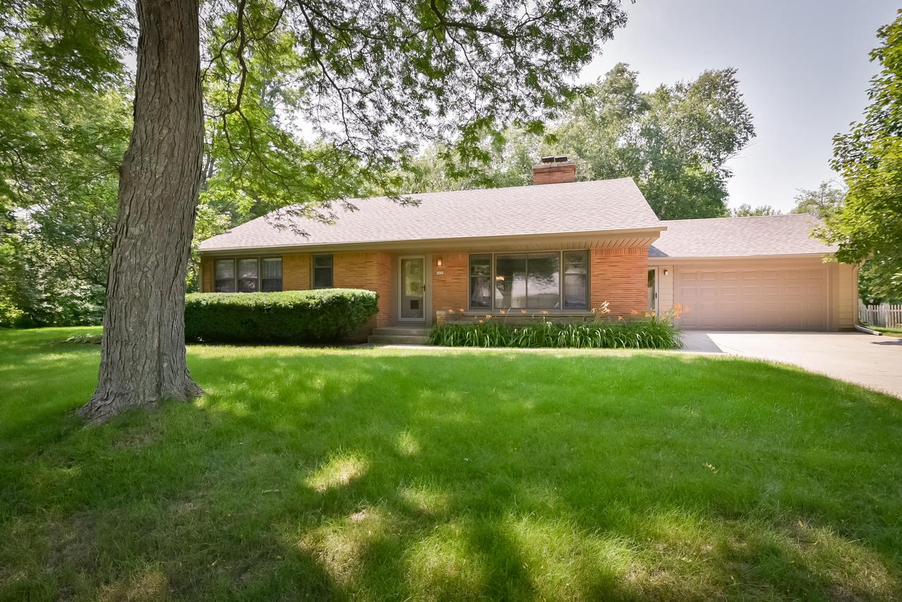 7633 N Van Dyke Rd, Fox Point, WI 53217