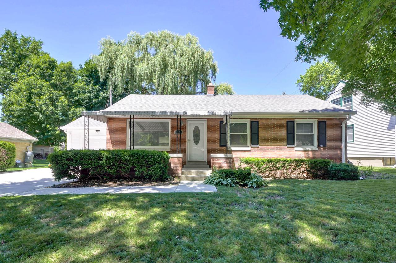 11122 W Hope Ave, Wauwatosa, WI 53222