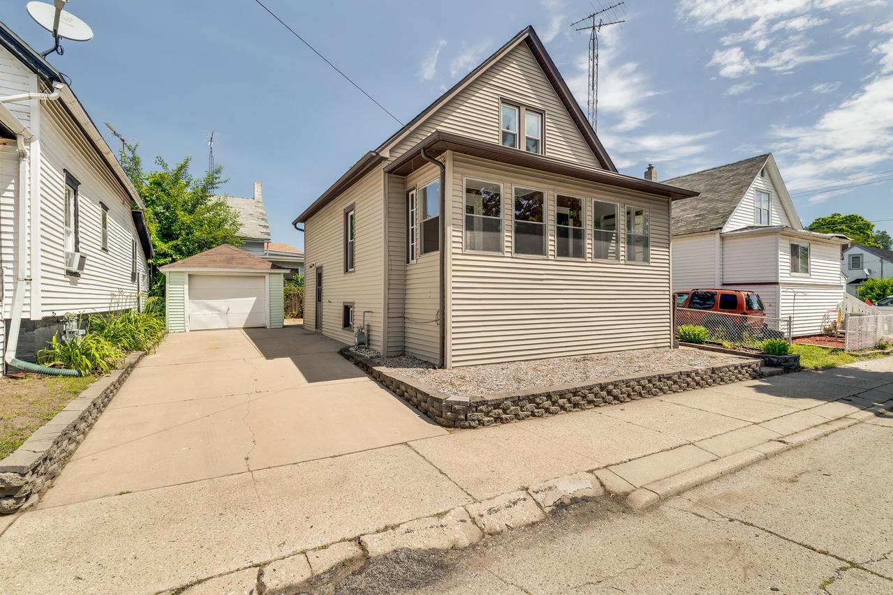 1120 64th St, Kenosha, WI 53143