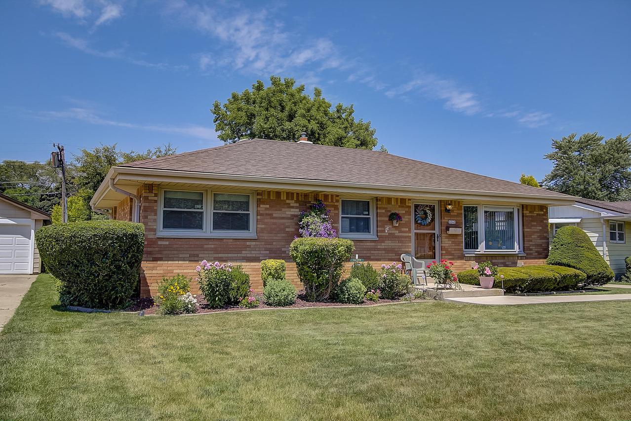 8040 W Lynmar Ter, Milwaukee, WI 53222