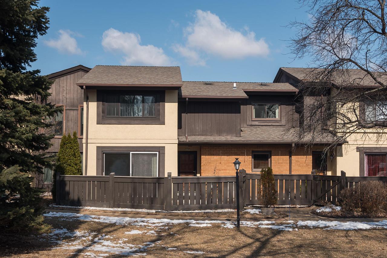 5247 S Somerset Ln #113, Greenfield, WI 53221