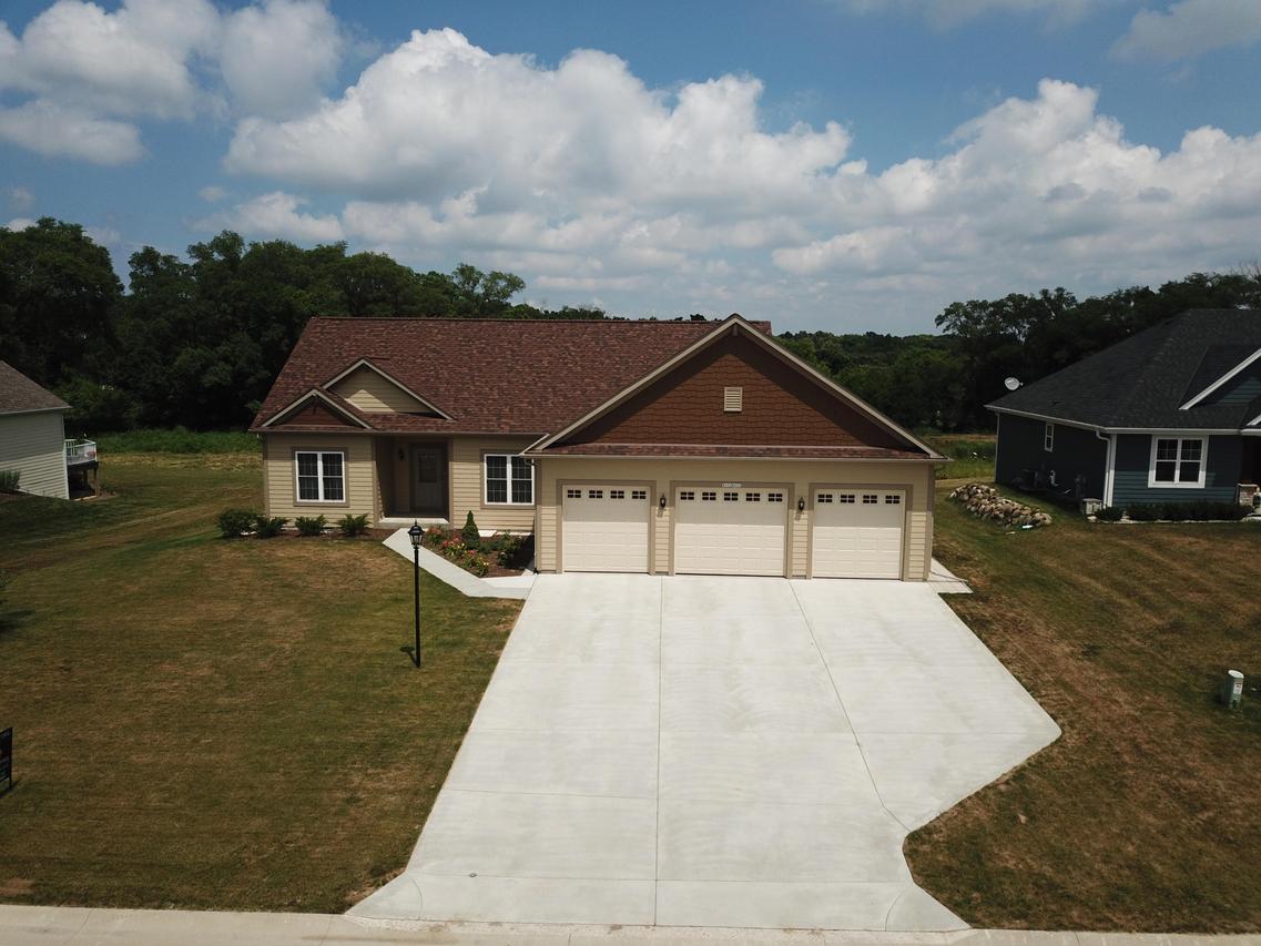 W276N402 Arrowhead Trl, Pewaukee, WI 53188