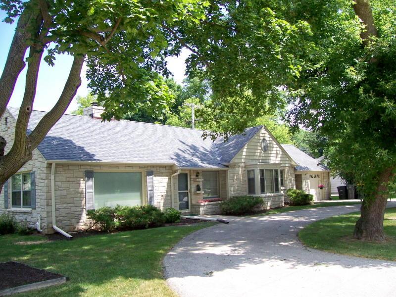 10532 W Burleigh St., Wauwatosa, WI 53222