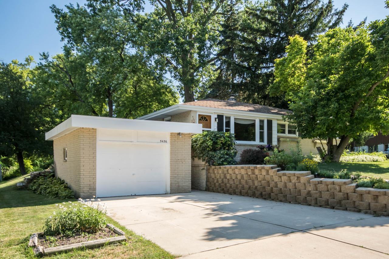 5456 Moorehead Ln., Greendale, WI 53129
