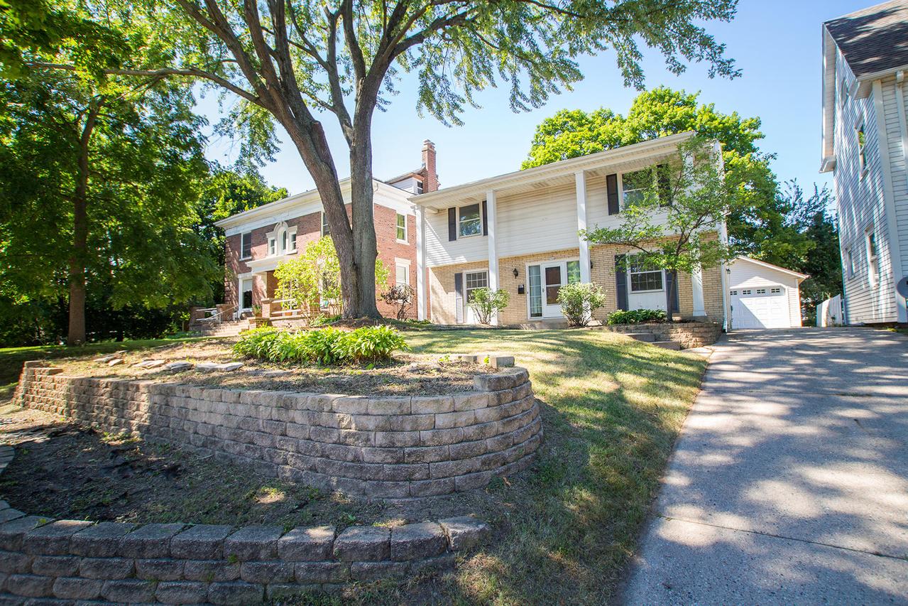 6904 W Wisconsin Ave, Wauwatosa, WI 53213