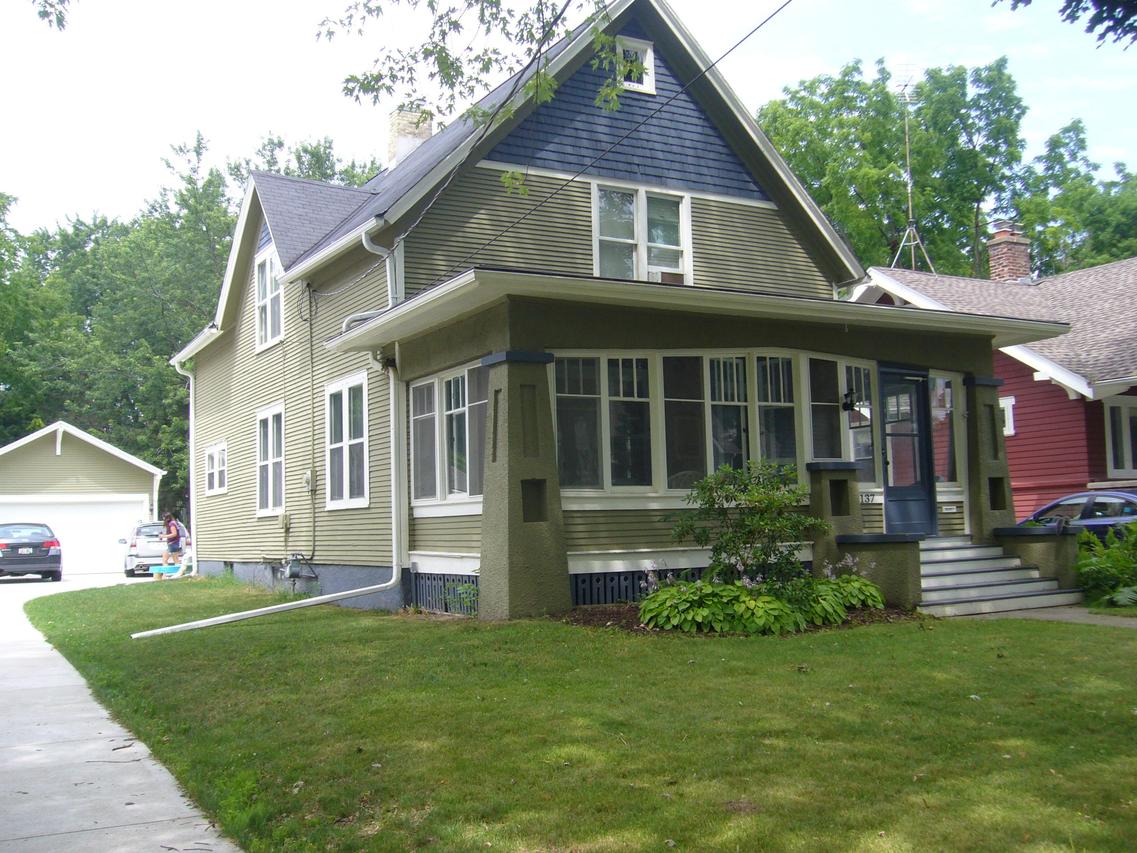 137 Teddy Ave, Hartford, WI 53027