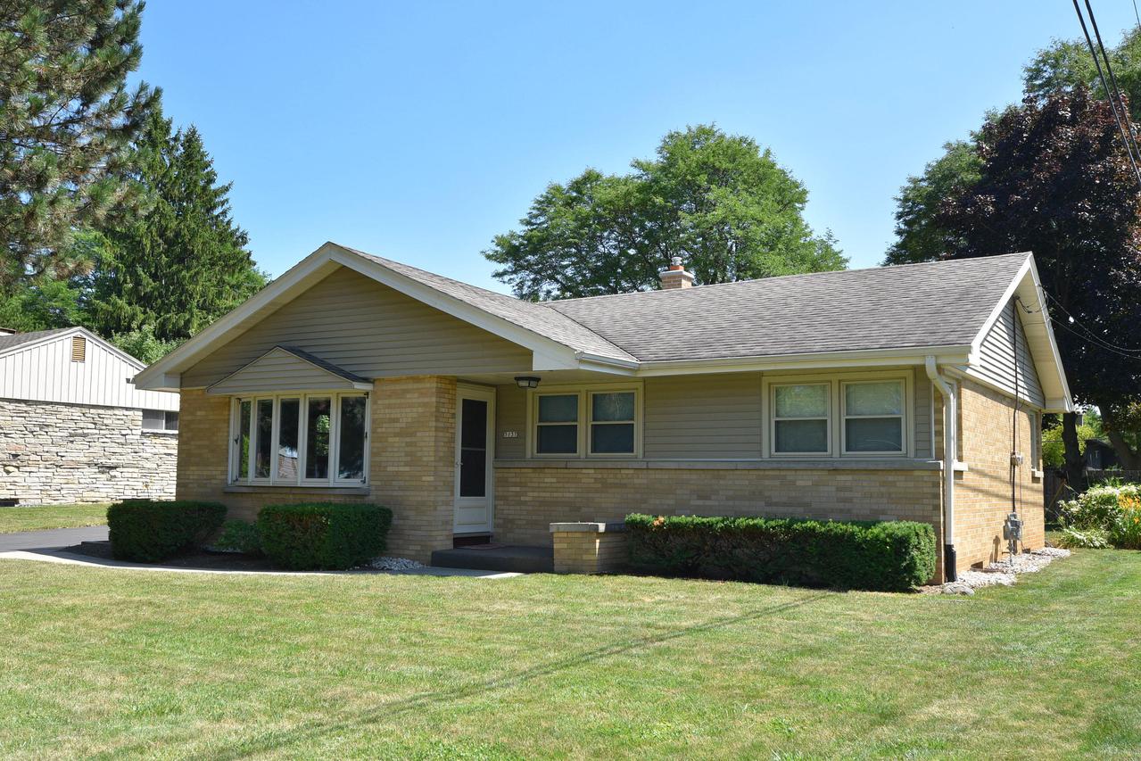 5137 W Goodrich Ln, Brown Deer, WI 53223