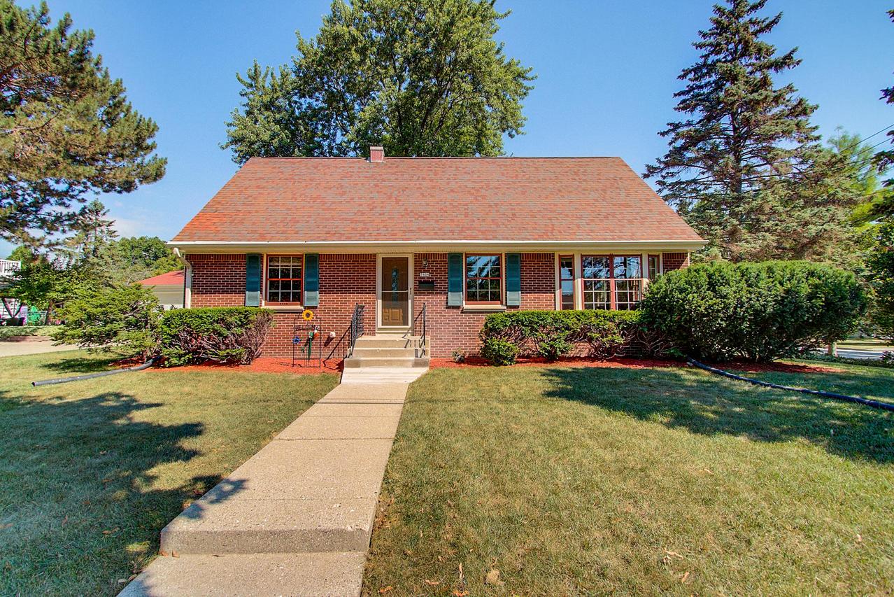7404 W Wedgewood Dr, Milwaukee, WI 53220