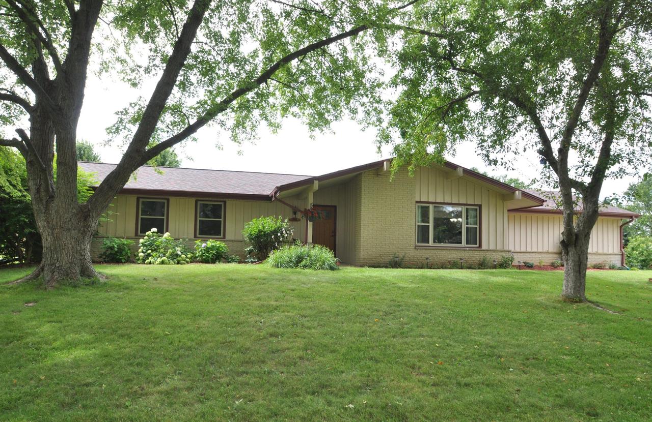 5725 S Lochleven Ln, New Berlin, WI 53146