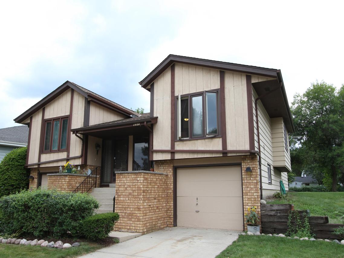 1900 Waterview Ln #B, Waukesha, WI 53189